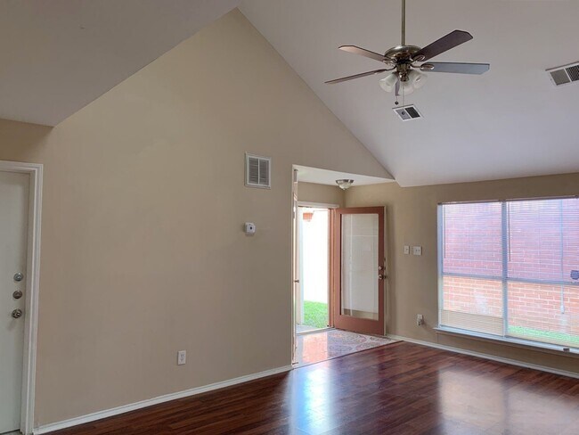 Foto del edificio - 5922 Cinnamon Creek Cir
