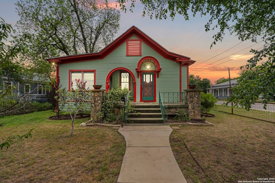 Primary Photo - 302 Leigh St