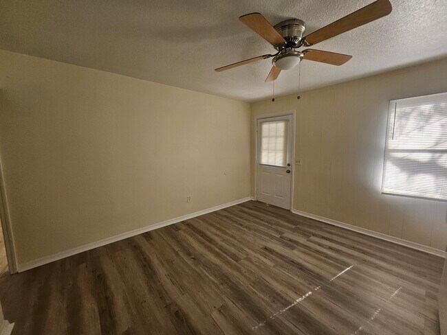 Foto del edificio - 7009 Old Middleburg Rd S