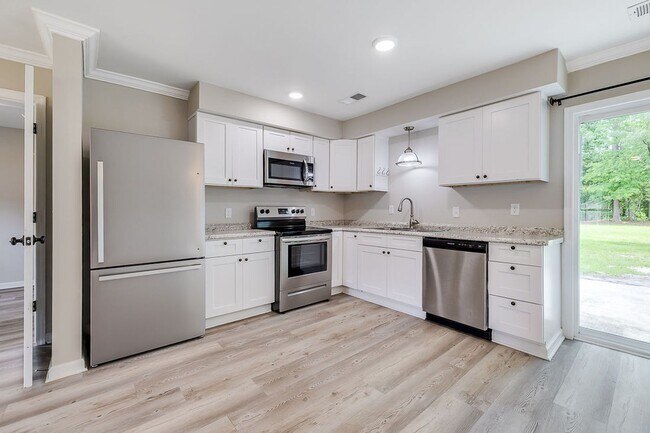 Foto del edificio - Freshly Painted 4 Bed Home on Huge Lot wit...
