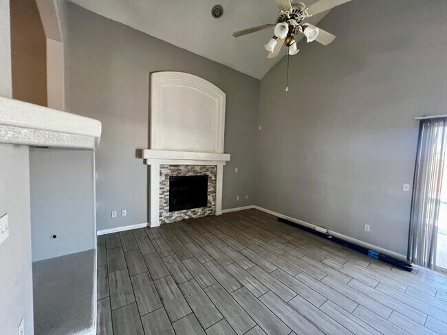 Foto del edificio - 1631 N Garrett Dr