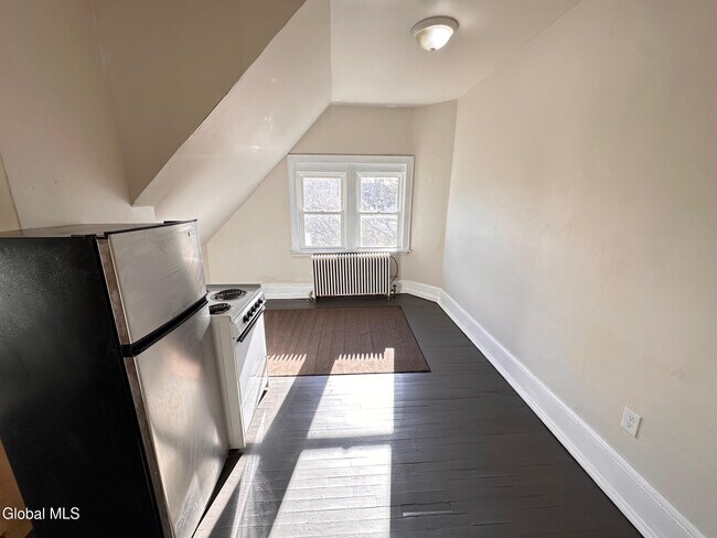 Building Photo - 166 2nd Ave