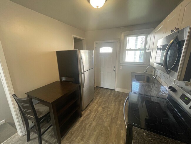 Foto del edificio - Spacious 3 Bedroom Home with Full finished Basement and Detached Garage!