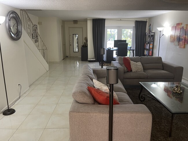 Foto del edificio - 824 NE 27th Ave