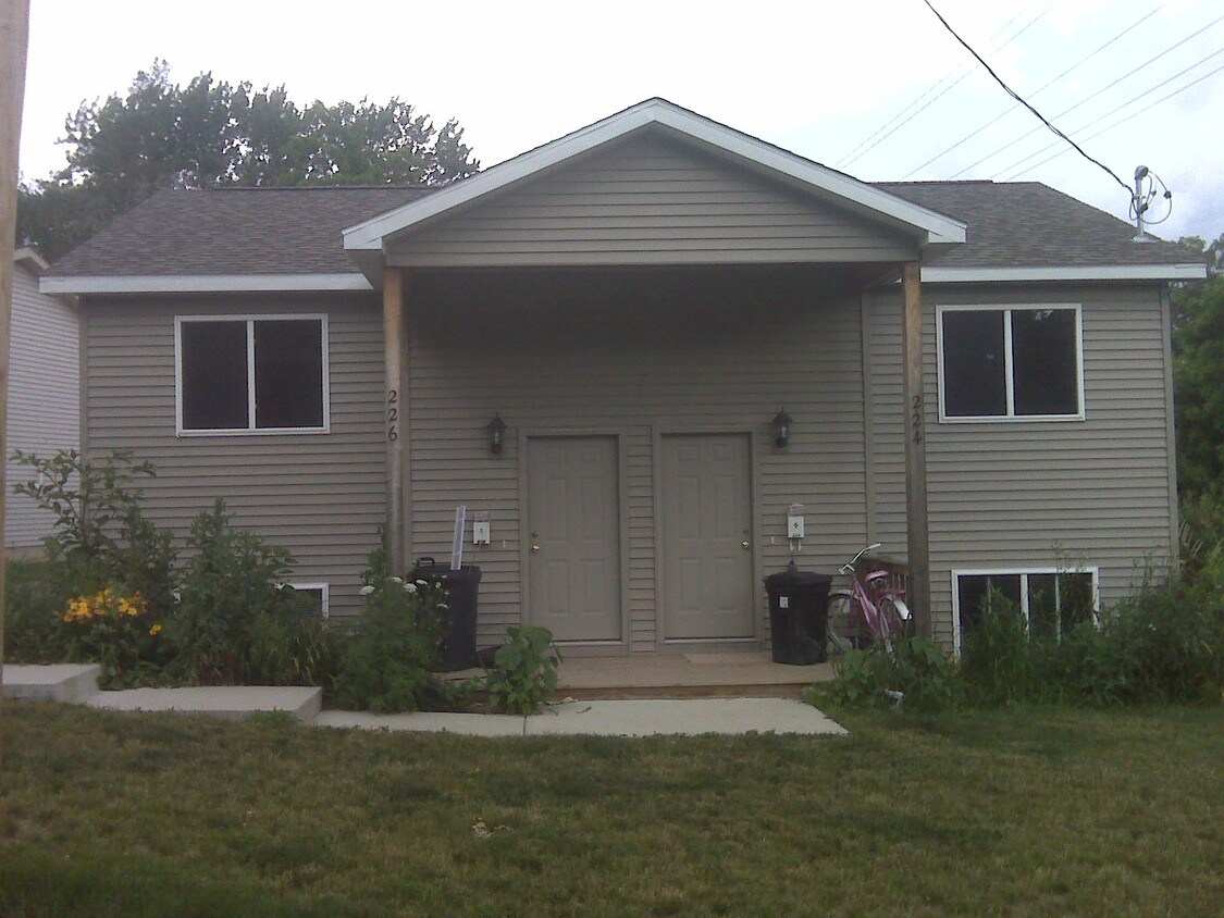 Primary Photo - 226 W Elm St