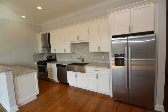 Building Photo - 1609 W Warren Boulevard Unit 404