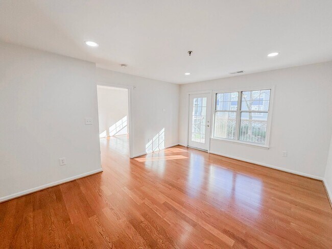 Building Photo - Freshly Renovated 1 Bed 1 Bath Condo With Balcony In Vibrant Savoy Park - Water Included