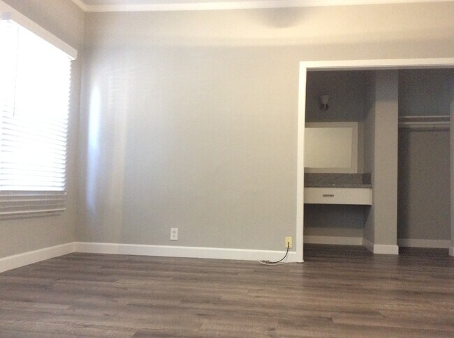 Lots of natural lighting - 2222 Cambridge St