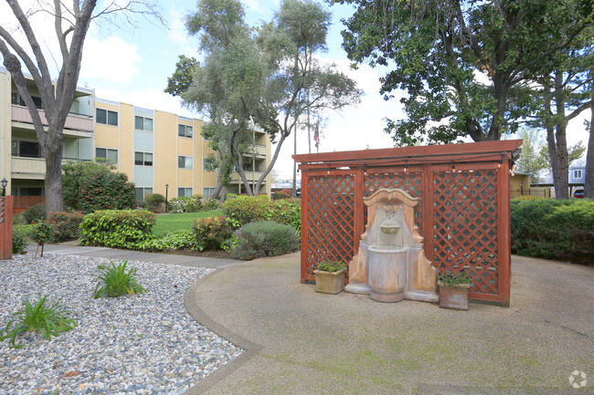 Fountain - The Huntington Apartments