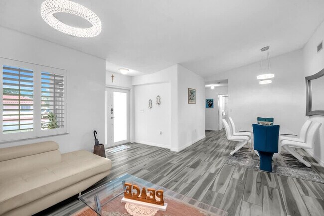 Foto del edificio - 909 NW 135th Ct