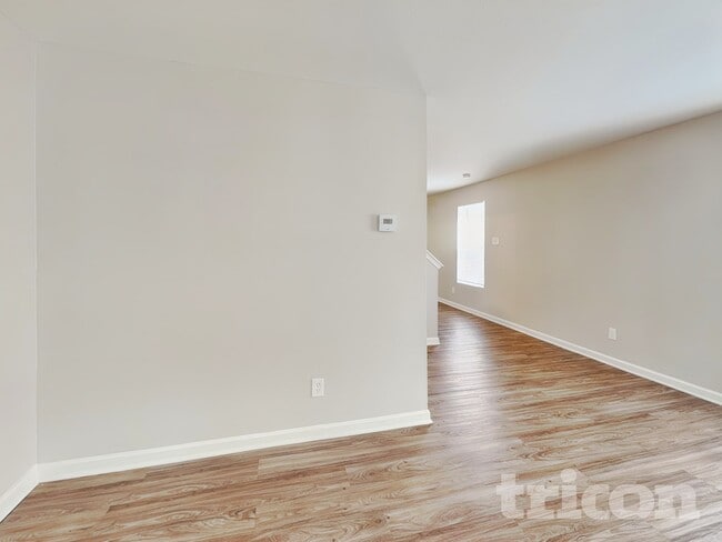 Building Photo - 7242 Fox Point Dr