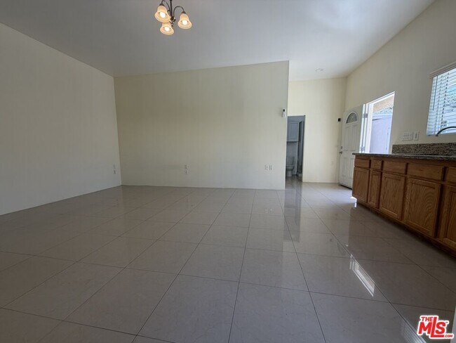 Foto del edificio - 14213 Califa St