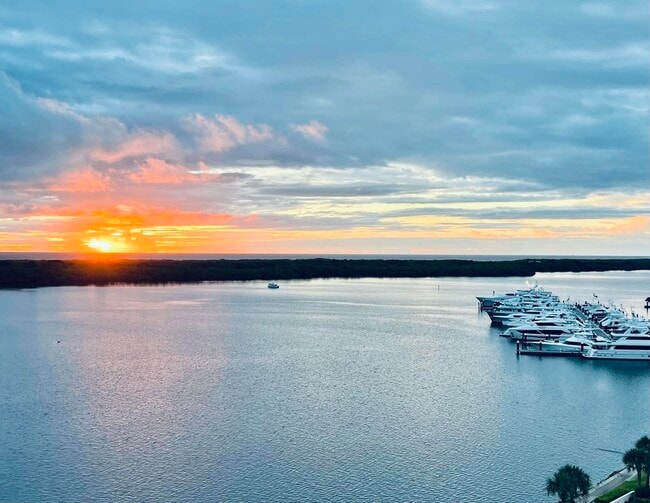 Foto del edificio - 132 Lakeshore Dr