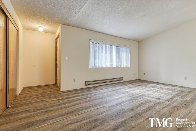 Building Photo - Great Duplex w/ 2 Bedrooms and 1 Bath with...