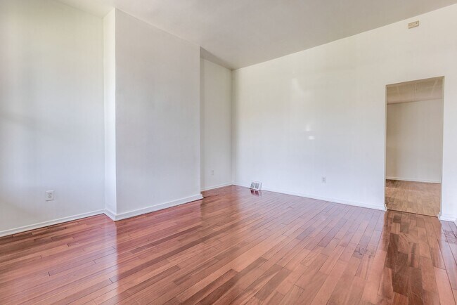 Foto del edificio - AVAILABLE JULY 2026 - Spacious 2 Bedroom Home w/ Parking & Outdoor Space Included!