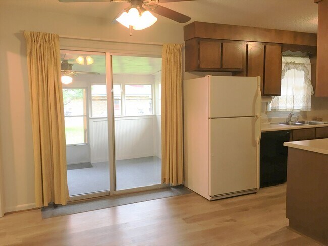 Building Photo - Charming 3 Bedroom, 2 Bath with Sunroom