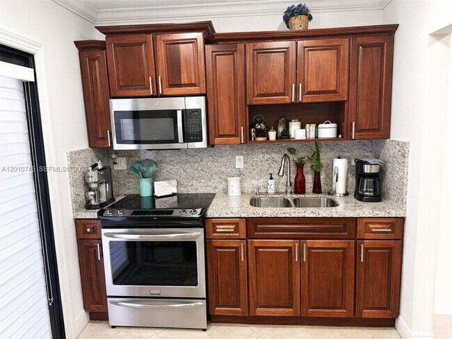 Foto del edificio - 310 NW 32nd Ct