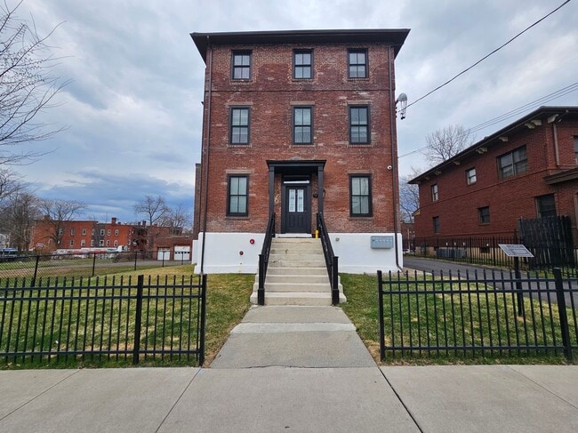 Building Photo - 94-96-96 Edwards St