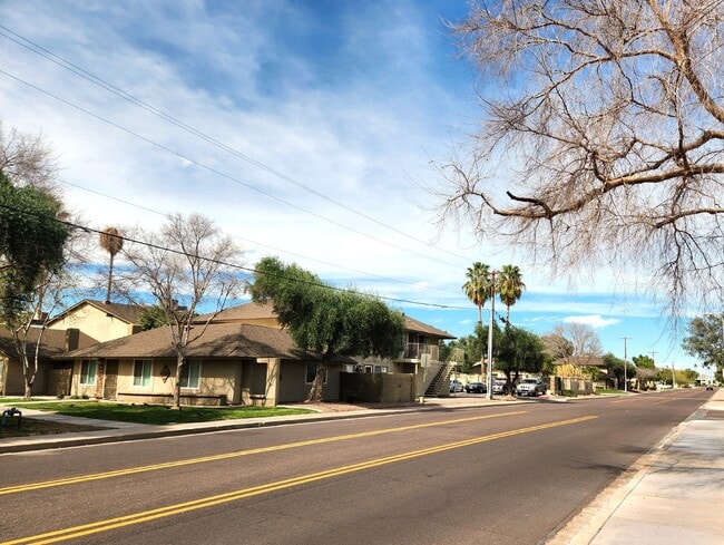 Building Photo - STUNNING ONE BEDROOM TOWNHOUSE SOUTH SCOTT...