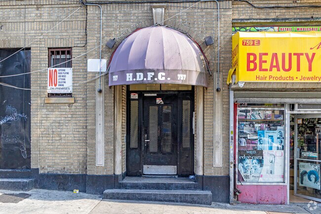 Entrada - 757 E 169th St