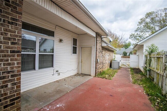 Building Photo - 765 Founders Park Dr E