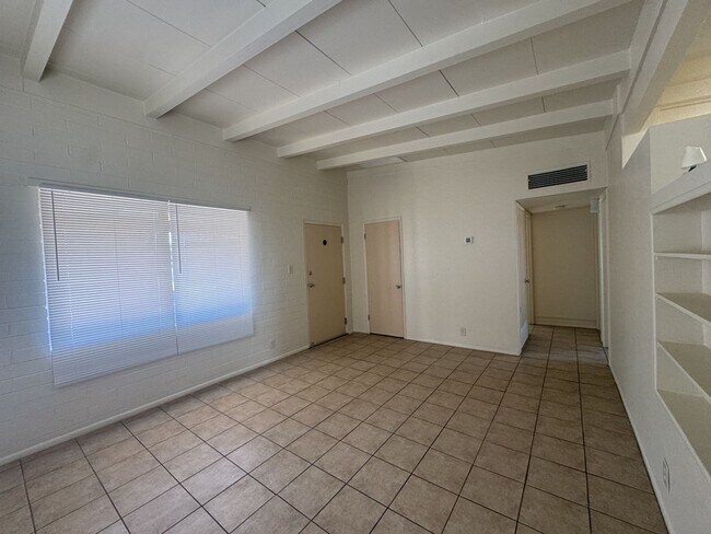 Building Photo - Clean and large 2B/1B unit in nice apartment complex