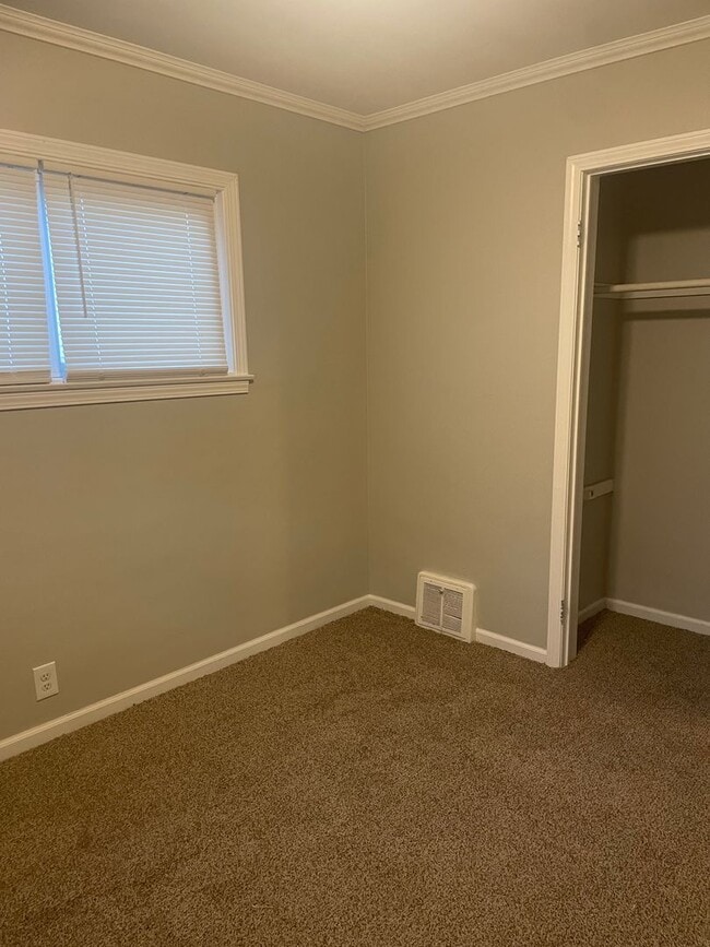 Building Photo - 2 Bedroom Single Family