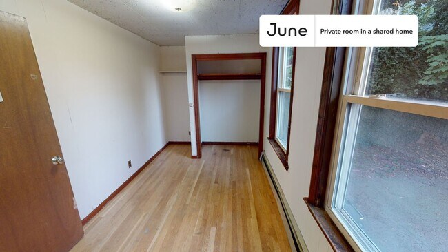 Building Photo - Private bedroom in 4 bed/1 bath Home