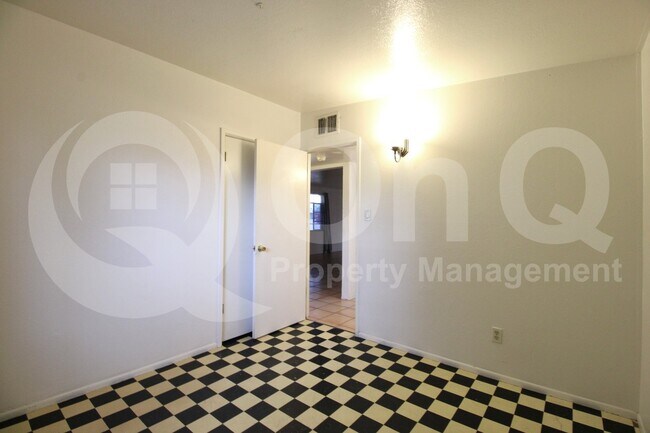 Foto del edificio - 2646 E 1st St