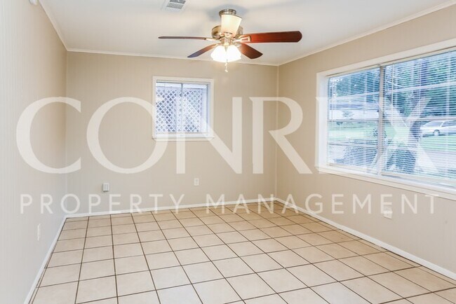 Building Photo - Quaint Three Bedroom for Rent