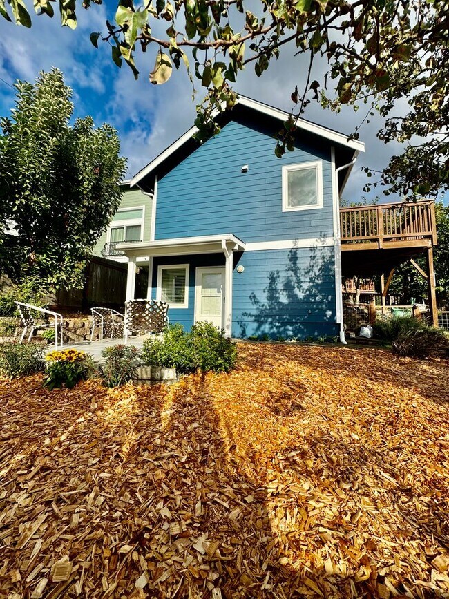 Building Photo - Beautifully renovated 2 bedroom, 1 bath ho...