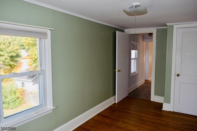 Building Photo - 204 Oak St