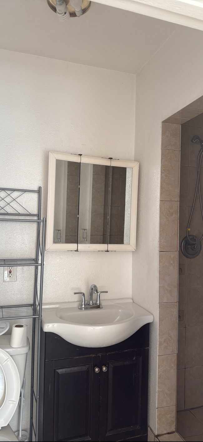 Foto del edificio - 4327 Kenwood Ave