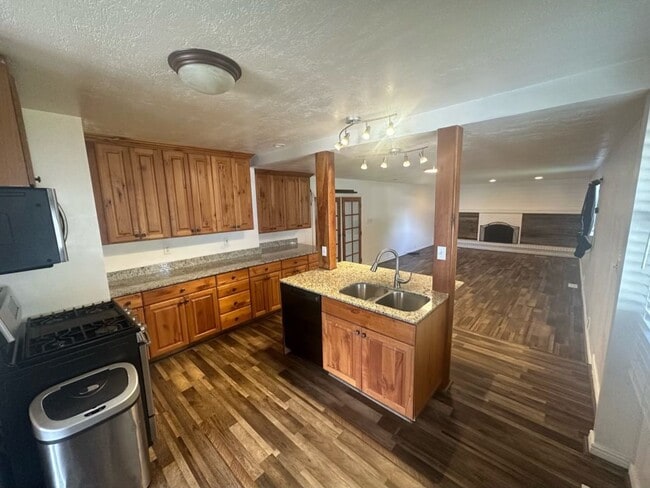 Building Photo - Beautiful home in great location