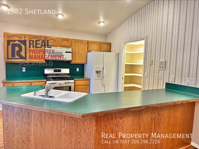 Building Photo - 3 Bed 2.5 Bath Twin Home - Double Car Gara...