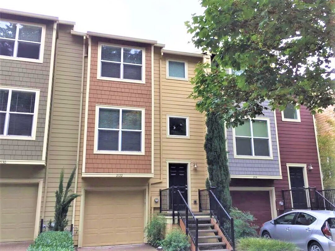 Primary Photo - 2122 NE Sheffield Ave