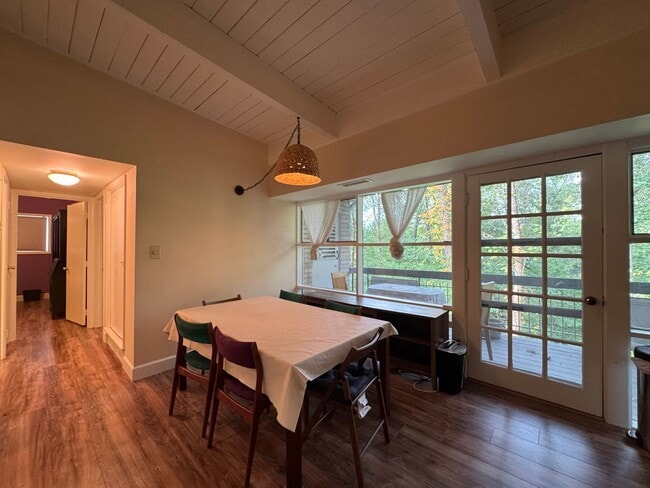 Building Photo - Relaxing Fully-Furnished 2 Bed 1 Bath Cond...