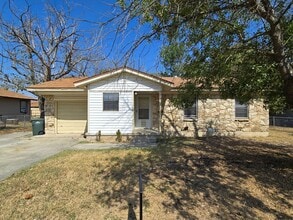 Building Photo - 2408 Meadow Ln