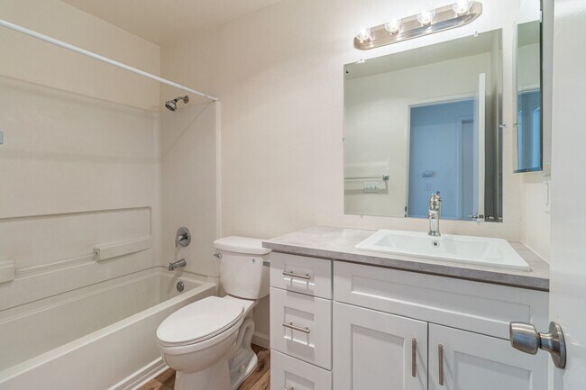 Building Photo - 2 Bedrooms, 1 1/2 bathroom condo in Downto...