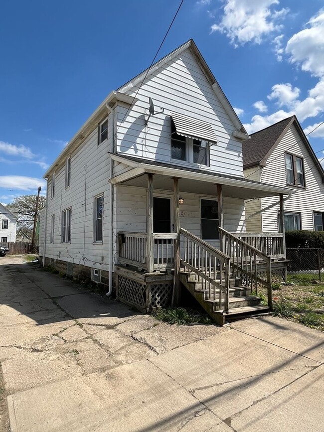 Building Photo - Madison/West Blvd neighborhood: 3 bedroom/1 bath single family home.
