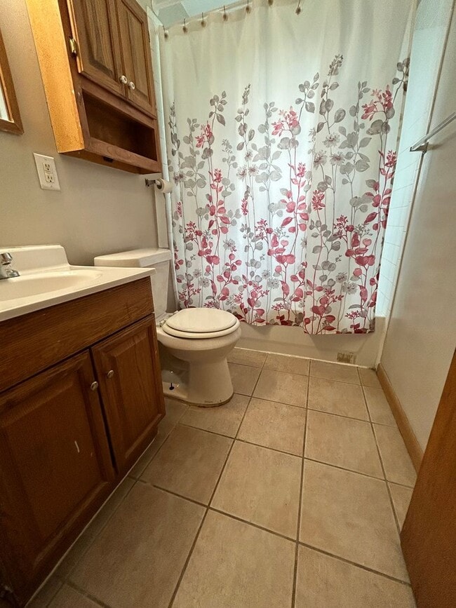 Building Photo - Three Bedroom Home!