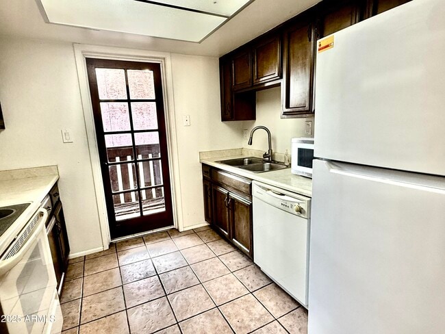 Building Photo - 1927 E Hampton Ave