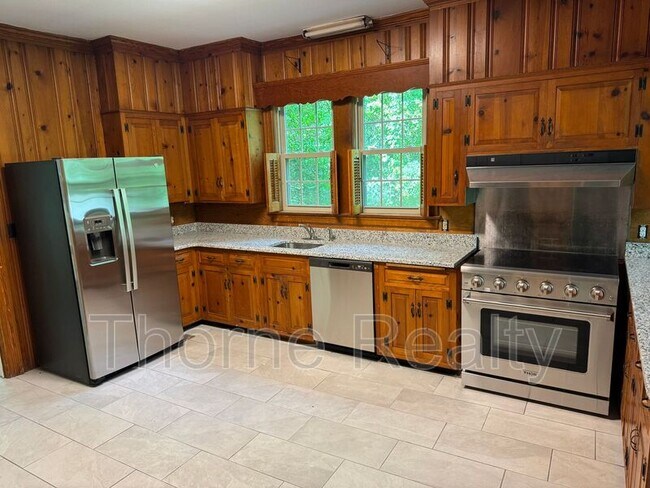 Building Photo - 306 S Howard Cir