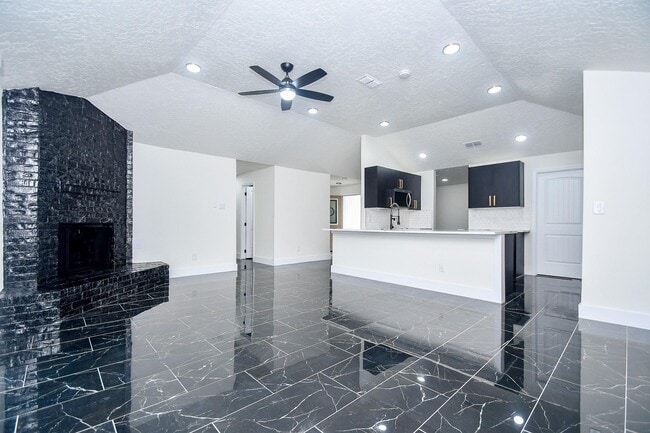 Building Photo - 6530 La Violetta Dr