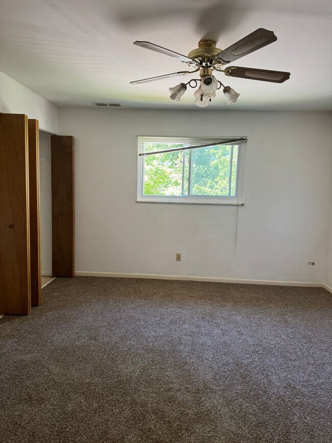 Foto del edificio - Euclid 2 Bedroom Townhome