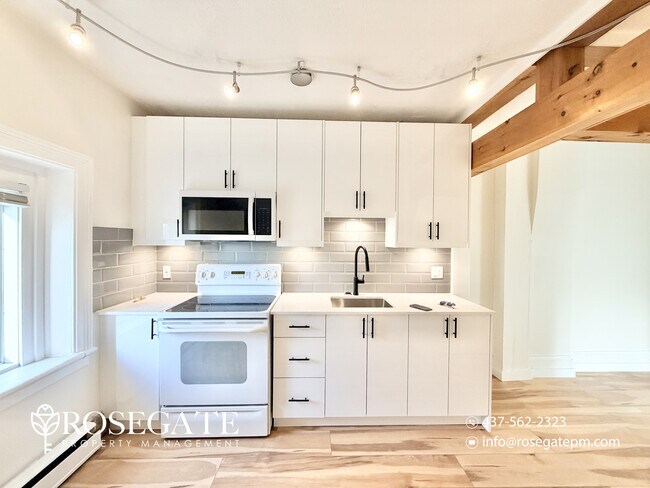 Photo du bâtiment - Spacious 1-Bedroom Upper Apartment with Parking – Utilities Included – Cambridge