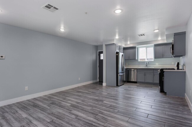 Foto del edificio - Beautiful 4 Bed / 3 Bath apartment with PARKING & IN-UNIT LAUNDRY!