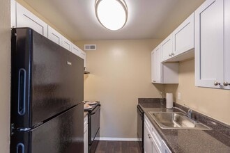 Building Photo - The Reserve at Deer Run