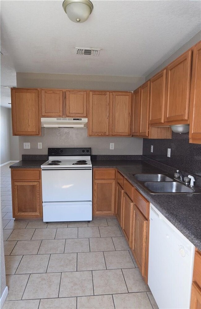 Building Photo - 3208 Hereford Ln