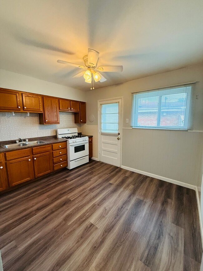 Foto del edificio - Cypress Rd. 4124-4126